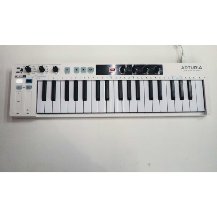 KeyStep 37 Gerador de ideias criativas Um controlador evoluído. O KeyStep 37 combina um teclado flexível de 37 teclas com sequenciamento intuitivo, geração instantânea de acordes e controles de MIDI em tempo real que permitem descobrir e interagir com a m