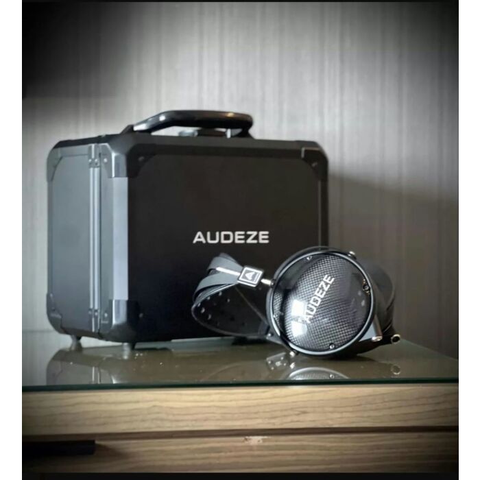 Apresentamos os Fones de Ouvido Audeze LCD-XC, sinônimo de precisão sonora, transparência excepcional e eficiência. Com drivers planares de 106mm sintonizados com extrema precisão e um design fechado que bloqueia ruídos externos e vazamentos de microfone,