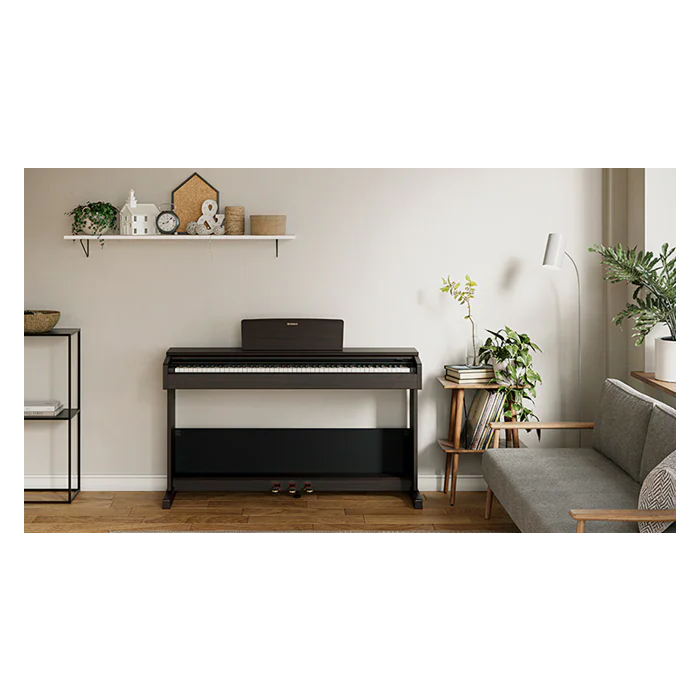 Com uma ação de piano ponderada de 88 teclas, o teclado GHS (Graded Hammer Standard) reproduz o toque de um piano acústico, desde uma sensação naturalmente pesada na faixa inferior até um toque mais leve nas oitavas superiores.-Yamaha Arius YDP-105 | Pian