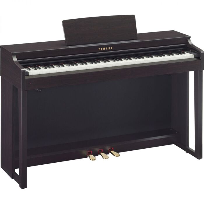 O Yamaha Clavinova CLP-525 DR Piano é um piano digital de 88 teclas com armário em Dark Rosewood Clavinova. Fabricado pela renomada marca Yamaha, este instrumento é perfeito para músicos que buscam um som de alta qualidade e uma experiência de tocar piano