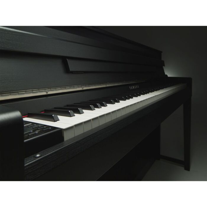 O Yamaha Clavinova CLP-585PE é um piano digital de alta qualidade, projetado para oferecer uma experiência de toque e som autêntica. Com 88 teclas de madeira com acabamento em marfim sintético, o CLP-585PE oferece uma sensação de toque natural e realista.