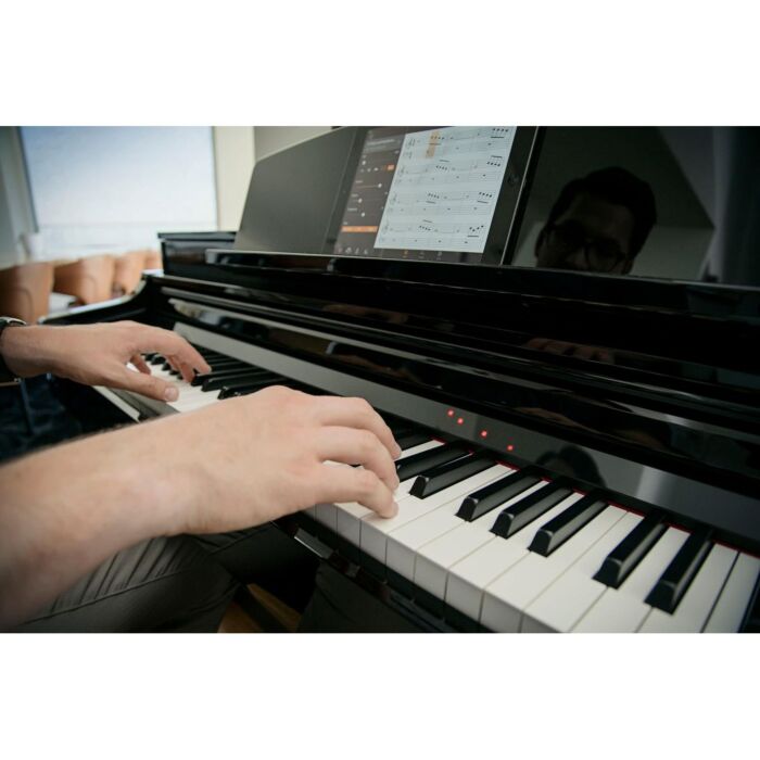 Piano Digital com novo sistema de aprendizado e entretenimento que guia o usuário sobre quais notas tocar por leds em cascata, semelhante ao game “Guitar Hero®”, 88 teclas com acabamento em marfim sintético (brancas), ébano sintético (pretas) e novo mecan