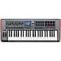 O Novation Impulse 49 é um teclado controlador USB MIDI com 49 teclas de ação semi-pesada e aftertouch. Possui 8 knobs rotação infinita, 9 faders, 8 pads retroiluminados, mod wheel e pitch wheel. O teclado é altamente preciso e sensível, proporcionando um
