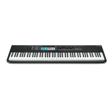 O Launchkey 88 é um teclado controlador MIDI de tamanho completo projetado para criar trilhas musicais de forma intuitiva e expressiva. Com um teclado premium semi-pesado e integração perfeita com várias DAWs, como Ableton Live, Logic Pro e Cubase, você t