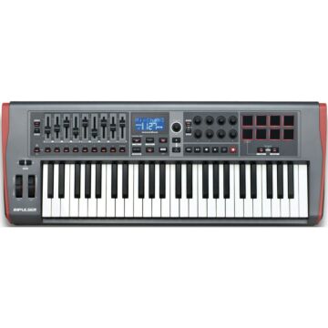 O Novation Impulse 49 é um teclado controlador USB MIDI com 49 teclas de ação semi-pesada e aftertouch. Possui 8 knobs rotação infinita, 9 faders, 8 pads retroiluminados, mod wheel e pitch wheel. O teclado é altamente preciso e sensível, proporcionando um