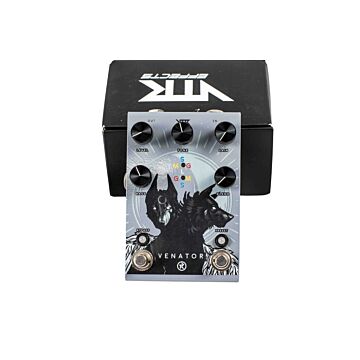 O Venator Distortion combina a base do clássico Proco RAT com tecnologia digital, proporcionando 8 tipos de clipagem, incluindo soft e hard clipping. Com modos como Silício, Germânio, LED e Mosfet, o pedal permite criar texturas variadas de overdrive e di